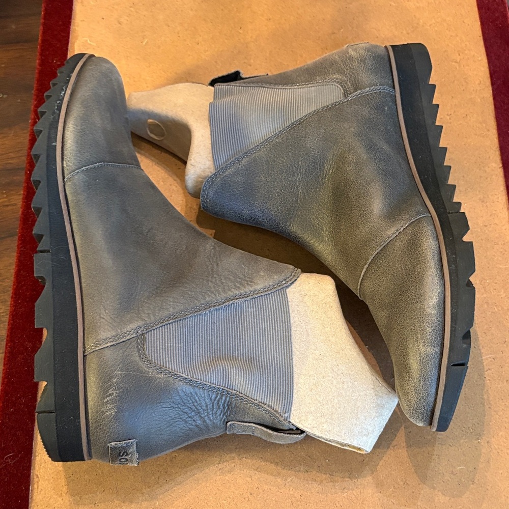 Sorel Two-Tone Gray & Cream Leather Chelsea Ankle Boots